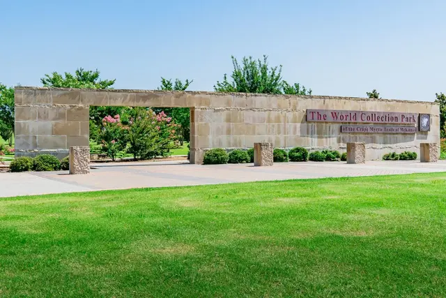 Store wall with entrance into the Crape Myrtle Trails of McKinney Park